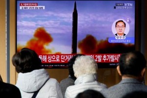 首爾民眾在火車站觀看朝鮮發射導彈的新聞。（圖：路透社）