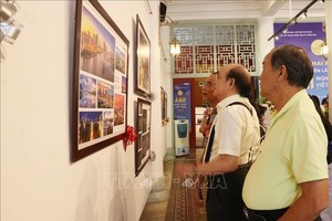 2022年越南藝術攝影大賽展吸引了各界觀眾前來觀賞。（圖：越通社）