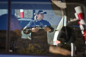 一名羅馬尼亞邊防警察在塞爾維亞邊境檢查站檢查一輛汽車。（圖：AFP）