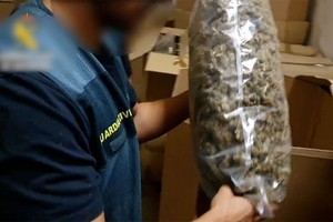一名西班牙國民警衛隊員查獲的一袋大麻。（圖：視頻截圖）