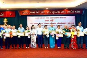 市民政黨機關黨委表彰2022年“民運能手”集體、個人模範。