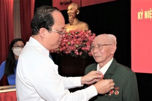 本市向高齡黨員頒授黨齡紀念章