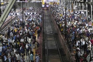 聯合國估計，到11月中旬，全球人口將達到80億。圖為旅客擠在印度孟買火車站等車。（圖：AP）