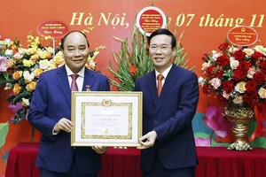 國家主席榮獲 40 年黨齡紀念章