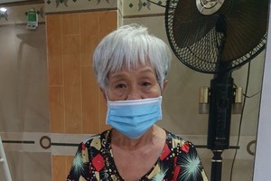 吳秀儂需要靠拐杖才能行動。