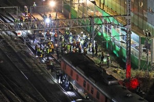 圖為韓鐵道公社員工在列車脫軌事故現場連夜緊張搶修。（圖：視頻截圖）