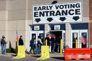 美國俄亥俄州的選民排隊等待投票。（圖：AFP）