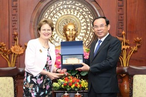 市委書記阮文年向南澳洲總督弗朗西斯‧亞當森贈送紀念品。