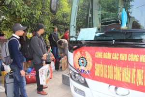 每年春節前，同奈省邊和工業區勞動聯團都組織春節班車送工人們返鄉過春節。（圖：何英戰）