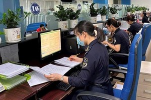海關人員在新山一國際機場海關分局辦理貨品進口報關單。（圖：hcmcpv.org.vn）