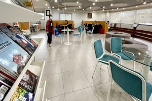 蓮花大學圖書館的自習區擺放著很多不同風格的桌椅供學生選擇。