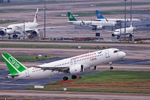 一架 C919客機正在起飛。（圖：互聯網）