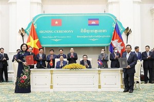 政府總理范明政與柬埔寨首相洪森見證兩國有關部門合作協議的簽署。（圖：越通社）