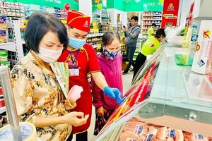 消費者在超市內購物。