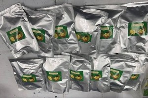 圖為泰國關稅局10月12日在曼谷素萬那普機場攔截一批夾藏在熱水壺和榴蓮幹肉的毒品。（圖：互聯網）