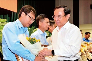 市委書記阮文年向取得出色成績集體頒發獎狀。