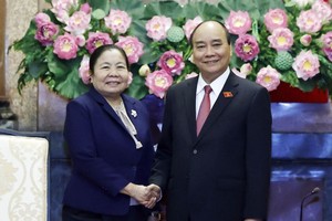 國家主席阮春福與老撾人民革命黨中央組織部部長西賽‧樂迪蒙合影。（圖：越通社）