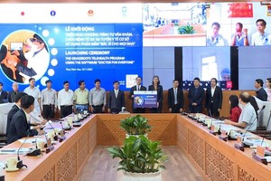 為順化市15基層醫療單位提供遠程醫療診治的台式電腦及周邊設備交接儀式。