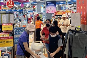 超市推出年底促銷酬賓活動。