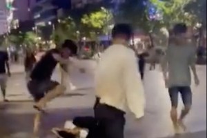 ７名毆打青年攤販被扣押