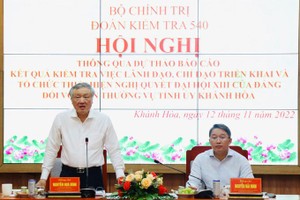 最高人民法院院長阮和平（左）在會上發表結論性講話。（圖：春成）