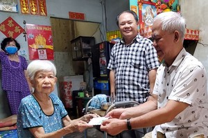 徐有燦與繼開正副理事長向大娘致送關懷。