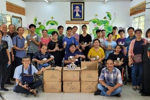 華人攝影會關照殘疾孤兒