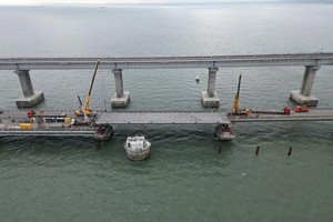 克里米亞大橋12日已經恢復汽車通行。照片攝於11月8日，在俄羅斯聯邦公路局發布的照片裡，克里米亞大橋的修復工作正在進行。（圖：AFP）