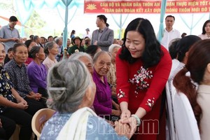 中央民運部部長裴氏明懷（紅衣）在盛會上向長者問候致意。（圖：河南報）