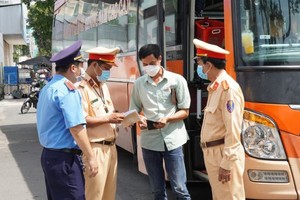 交警加強檢查並懲處違反客運規定的客車。（圖：阮英）