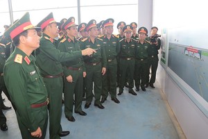 潘文江大將聽取展覽組委會的匯報。（圖：德劉）