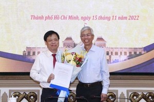 黎國強同志（左）接受調動與委任《決定》。