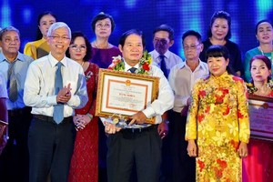 市人委會副主席武文歡向獲表彰的個人頒發獎狀。