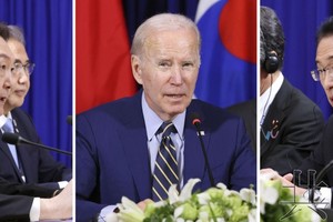 韓總統尹錫悅（左起）、美總統拜登和日本首相岸田文雄舉行三國首腦會談。（圖：共同社）