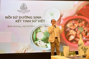 華人企業家、明隆一公司董事長李玉明花10多年研發和不斷提升養生瓷鍋的功能。