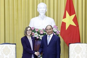 國家主席阮春福（右）與美國俄勒岡州長凱特‧布朗。（圖：越通社）