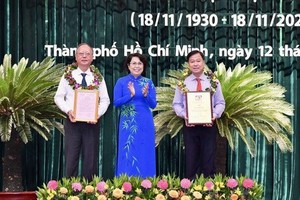 第一郡郡委書記蘇氏碧珠頒發第三次“胡志明市民族大團結”獎給第五郡越南祖國陣線委員會代表。