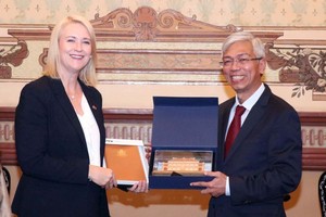 兩位代表交換禮物。