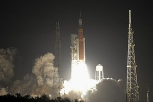 美新一代登月火箭“阿耳忒彌斯1號”終於成功發射。（圖：AP）