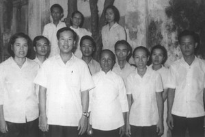 南方解放初期，林菊(左一)與T4華運宣訓處領導、幹部重訪秘密地下印刷室。