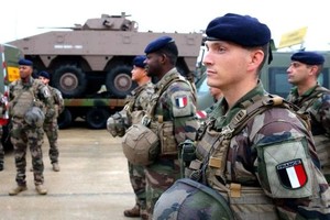 2022年10月，法國士兵準備將裝甲車作為北約戰鬥群前沿部署的一部分送往羅馬尼亞。（圖：AFP）