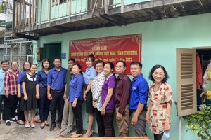 越香集團為貧戶修建住房