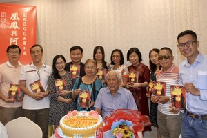 陸進義老先生與學生們在發佈會上合照留念。