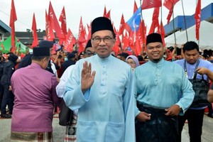 圖為馬來西亞反對黨領袖安華。照片攝於11月5日的選舉期間。（圖：AP）