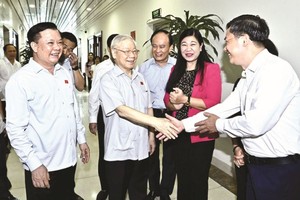 阮富仲總書記與河內選民交流。