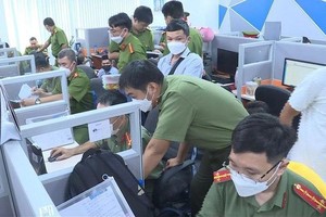 職能力量突擊檢查Mirae Asset公司辦公室搜集犯罪證據。（圖：警方提供）