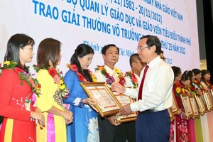 市委書記阮文年向模範教師頒發獎狀。（圖黃雄）