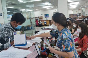 勞工在市社保機關辦理社保手續。