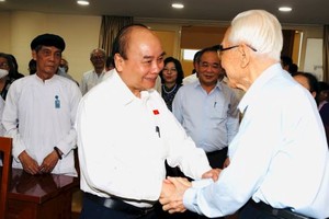 國家主席阮春福與選民交談。