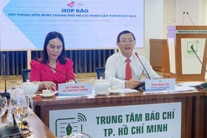 市外務廳廳長陳福英（右）在新聞發佈會上發言。（圖：越通社）